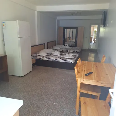 Casa Inflorita Garsoniere Parter Konukevi *